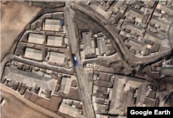 개성 시내 도로를 달리는 한국 버스. 자료=Maxar Technologies / Google Earth
