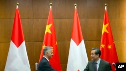 由於瑞士對中國的人權紀錄採取了批評態度，北京拒絕與瑞士就更新雙方2013年簽署的自由貿易協議進行會談，令瑞士的努力受阻。