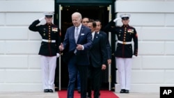 2022年5月12日，美国总统拜登和东盟领导人前往白宫南草坪参加集体合影。（美联社）