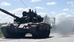 Ukrainian Tanks Seen Heading to Kramatorsk 