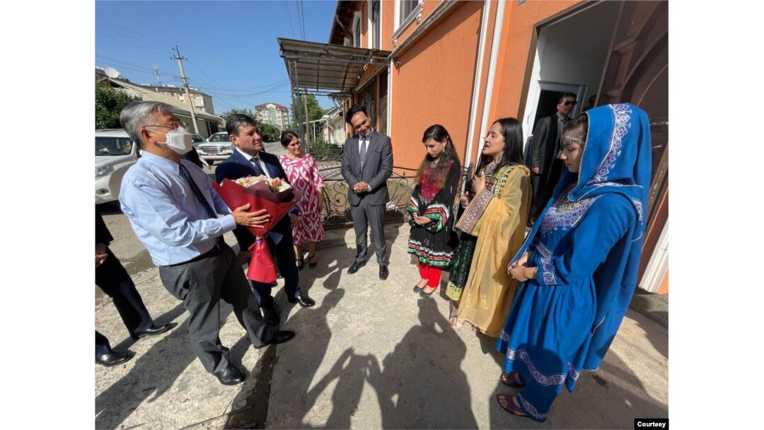 AQSh rasmiylari Tojikistonda afg'on qochqinlari bilan uchrashdi, 25-may, 2022