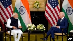 Прем’єр-міністр Індії Нарендра Моді (ліворуч) та президент США Джо Байден на зустрічі в Токіо. 24 травня 2022 р.