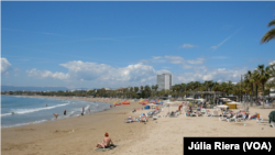 Turistas en la playa de Salou, España. 18 de abril, 2022.