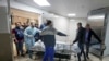 Para jurnalis dan petugas medis tampak membawa jenazah Shiren Abu Akleh, jurnalis Al-Jazeera yang tewas tertambak oleh pasukan Israel, ke dalam kamar mayat di salah satu rumah sakit di Jenin, Tepi Barat, pada 11 Maret 2022. (Foto: AP/Majdi Mohammed)