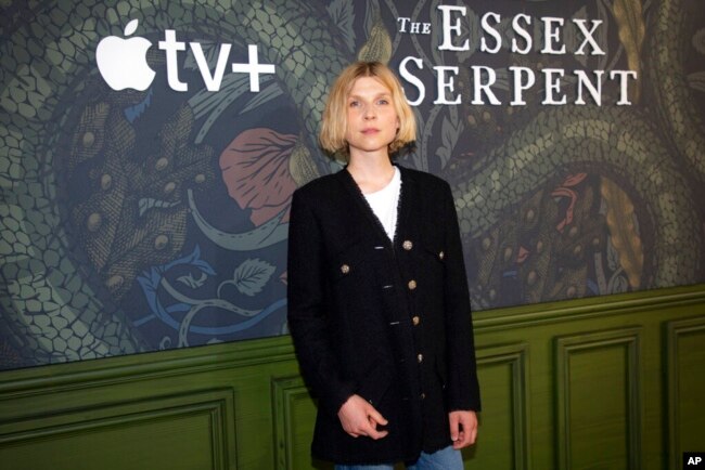 Aktris Clemence Poesy di acara pemutaran serial "The Essex Serpent" di London, 24 April 2022 (dok: Joel C Ryan/Invision/AP)