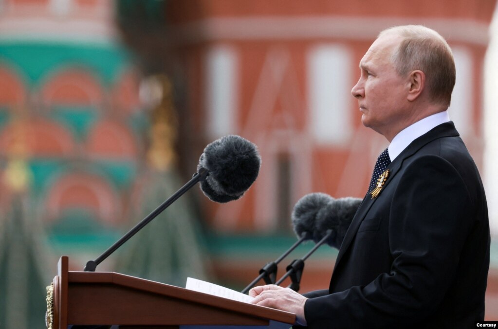 俄罗斯总统普京2022年5月9日在莫斯科红场举行的卫国战争纪念仪式上发表讲话。(photo:VOA)