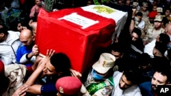 L'enterrement d'Ahmed Mohamed Ahmed Ali, l'un des onze soldats tué, province de Qalyubia en Égypte, le 8 mai 2022.