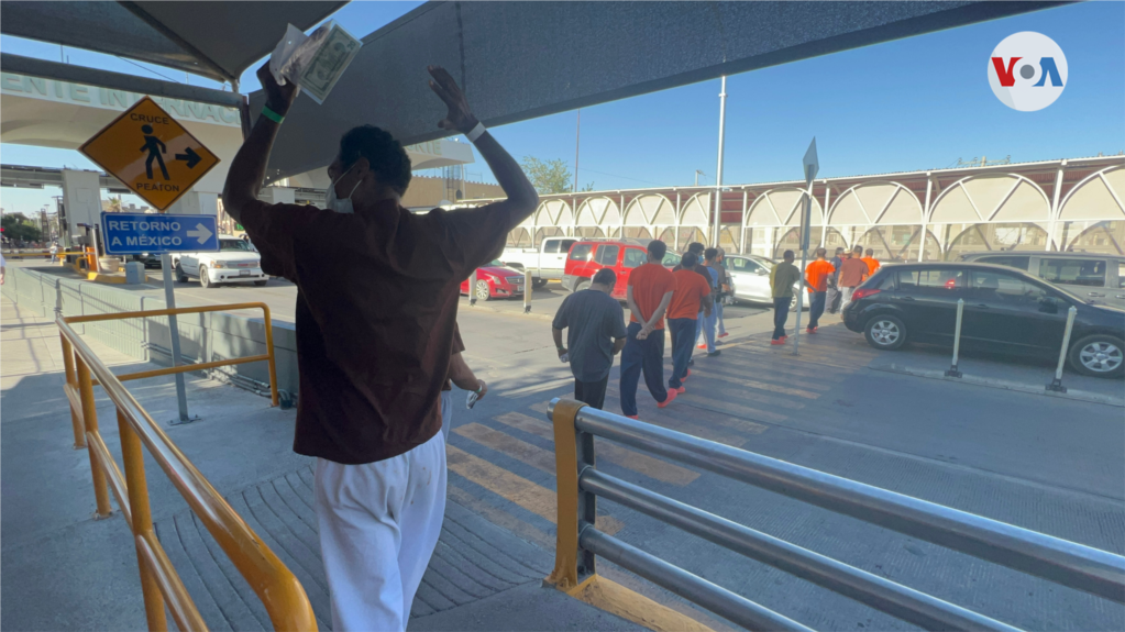 Doce cubanos cruzan la calle en la garita del Paso del Norte en Ciudad Juárez, México, tras haber sido detenidos durante 8 días por la Patrulla Fronteriza de EEUU. El grupo fue entregado a las autoridades de México. [Celia Mendoza/ mayo 17, 2022]