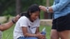 Фото: Дівчинка плаче біля Громадського центру Віллі де Леона, де буде надаватися психологічна допомога в Увальді, штат Техас, 24 травня 2022 року. Фото Allison dinner / AFP