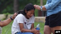 Фото: Дівчинка плаче біля Громадського центру Віллі де Леона, де буде надаватися психологічна допомога в Увальді, штат Техас, 24 травня 2022 року. Фото Allison dinner / AFP