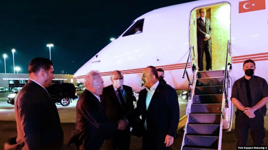 ABD Dışişleri Bakanı Blinken'la görüşmek ve BM'de toplantılara katılmak üzere New York'a gelen Dışişleri Bakanı Mevlüt Çavuşoğlu'nu havalimanında Türkiye'nin Washington Büyükelçisi Murat Mercan ve New York Başkonsolosu Reyhan Özgür karşıladı.