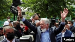 El presidente cubano, Miguel Díaz Canel, saluda a los residentes cubanos en México, a los activistas y al pueblo mexicano a favor de Cuba, frente a la embajada cubana en la Ciudad de México, el 17 de septiembre de 2021. 