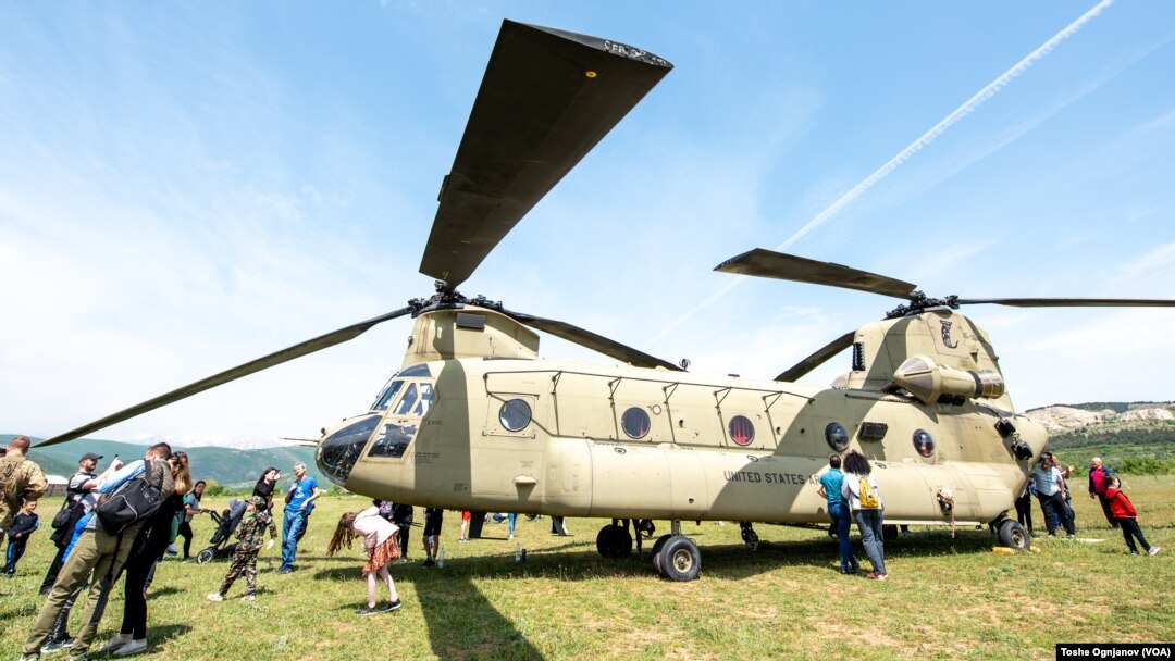 Хеликоптерот „CH-47 Chinook“ го привлече вниманието на присутните со неговата големина