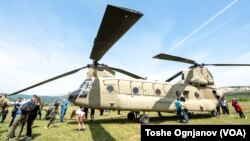 Хеликоптерот „CH-47 Chinook“ го привлече вниманието на присутните со неговата големина