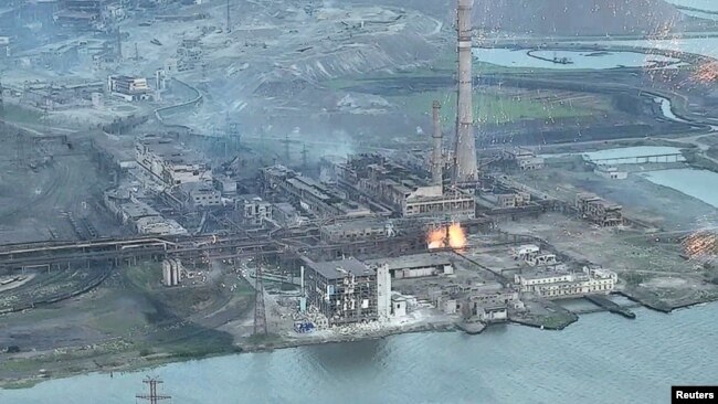 Una vista de una planta de Azovstal Iron and Steel Works dañada durante lluvias de municiones de llamas brillantes, en medio de la invasión rusa de Ucrania, en Mariupol, Ucrania, en esta imagen fija sin fecha obtenida de un video publicado el 15 de mayo de 2022.