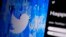 រូប​ឯកសារ៖ គេហទំព័រ Twitter នៅ​លើ​អេក្រង់​មួយ​នៅ​ក្នុង​​ទី​ក្រុង San Diego រដ្ឋ California កាល​ពី​ថ្ងៃ​ទី​២៥ ខែ​មេសា ឆ្នាំ ២០២២។ 