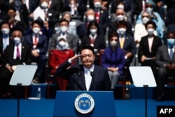Presiden baru Korea Selatan Yoon Suk-yeol memberi hormat saat pelantikannya di depan Majelis Nasional di Seoul pada 10 Mei 2022. (Foto: AFP)