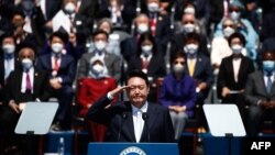 Le nouveau président sud-coréen Yoon Suk-yeol salue lors de son investiture devant l'Assemblée nationale à Séoul le 10 mai 2022.