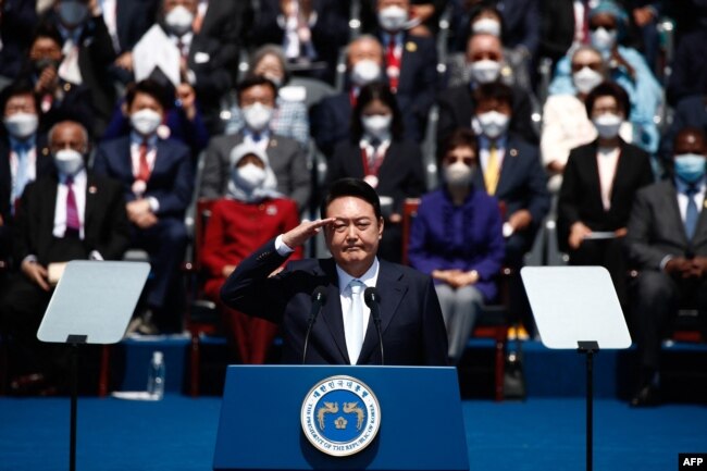 Presiden baru Korea Selatan Yoon Suk-yeol memberi hormat saat pelantikannya di depan Majelis Nasional di Seoul pada 10 Mei 2022. (Foto: AFP)