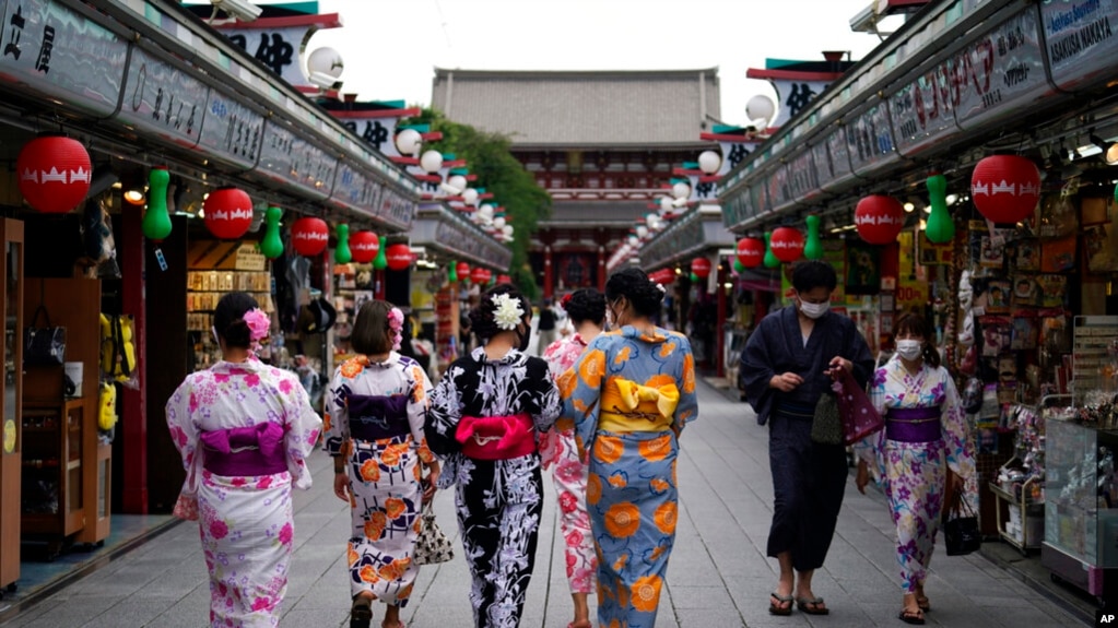 2020年7月27日，身穿传统和服的游客在东京浅草区行走。(photo:VOA)