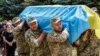 Militares ucranianos llevan el ataúd de su compañero, que murió durante la invasión de Rusia, en un funeral en Uzhhorod, región de Zakarpattia, Ucrania, el 30 de mayo de 2022. REUTERS/Serhii Hudak