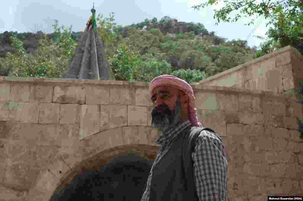 Laleş&#39;teki Şeyh Adi Türbesi&#39;ni ziyaret eden Ezidi