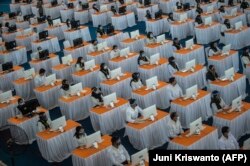 Masyarakat mengikuti tes PNS di Surabaya pada 20 September 2021. (Foto: AFP/Juni Kriswanto)