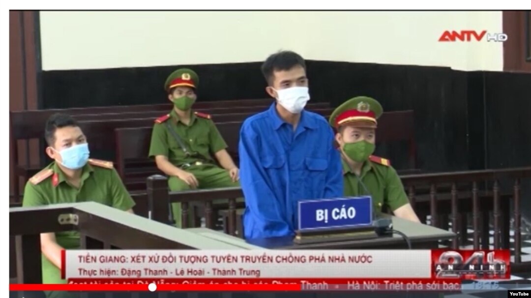 Trần Hoàng Huấn tại phiên tòa ở Tiền Giang ngày 5/5/2022. Photo chụp từ ANTV.