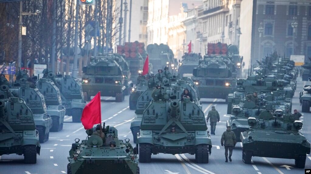 资料照片：俄罗斯自行火炮、坦克和军车沿街驶向红场，参加“胜利日”阅兵彩排。(2022年5月5日)(photo:VOA)