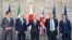 조 바이든(왼쪽 두번째) 미국 대통령 등 주요7개국(G7) 정상들이 지난 3월 벨기에 브뤼셀에서 환담하고 있다. 왼쪽부터 쥐스탱 트뤼도 캐나다 총리, 바이든 대통령, 올라프 숄츠 독일 총리, 보리스 존슨 영국 총리, 에마뉘엘 마크롱 프랑스 대통령. 나머지 G7 국가들인 이탈리아와 일본 정상은 이 사진에 포함되지 않았다. (자료사진)