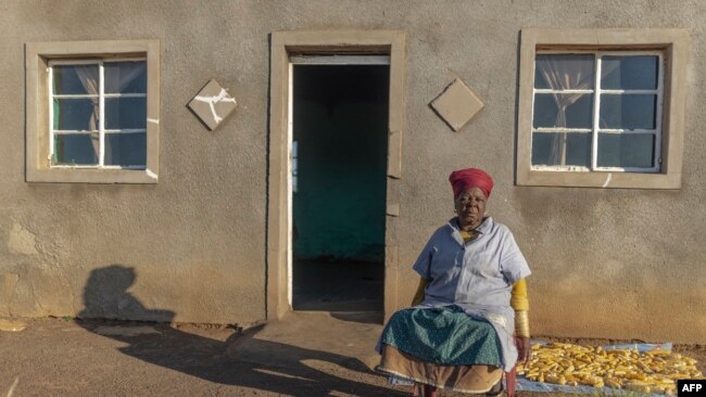 Nontukunina Mfenyana, 82 ans, dont le fils a été la première victime d'une vague de meurtres qui a touché le village, pose pour un portrait devant sa maison dans le village d'Ezingqolweni le 16 mai 2022.