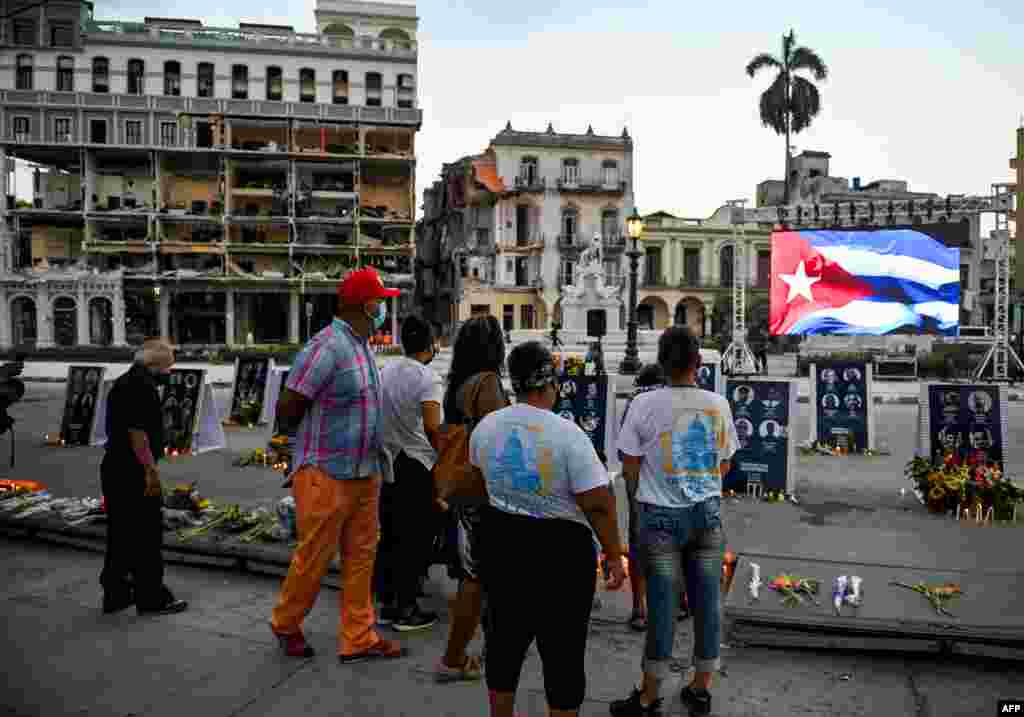 Banderas cubanas adornaron la vigilia por las víctimas de la explosión del hotel Saratoga, en La Habana, Cuba.