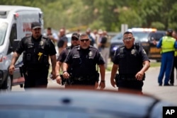 Polisi di dekat Sekolah Dasar Robb setelah penembakan, Selasa, 24 Mei 2022, di Uvalde, Texas. (Foto: AP/Dario Lopez-Mills)