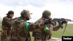 乌克兰国防部2022年5月7日在推特上发布的照片显示乌军使用外国制造的轻武器。