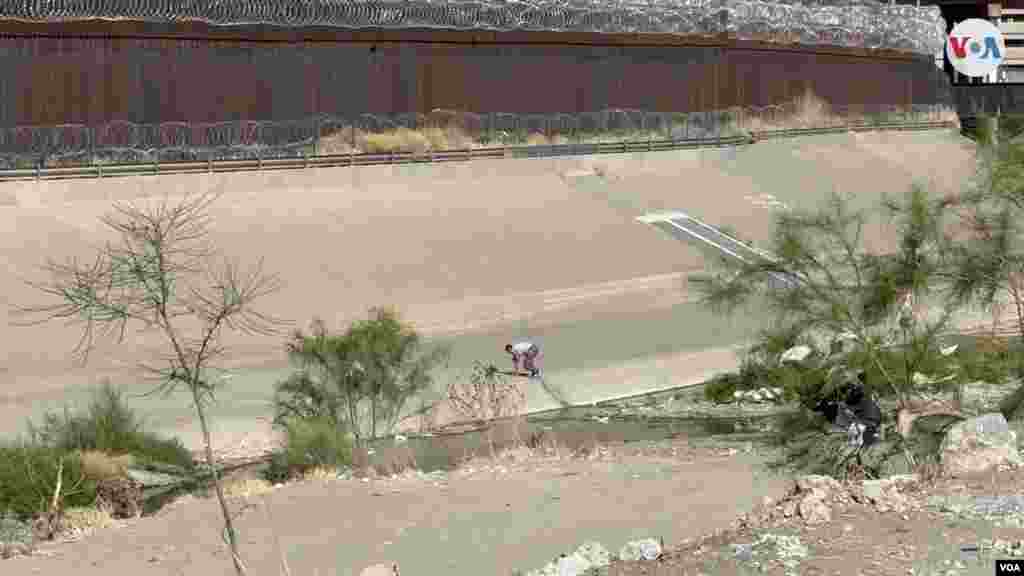Una mujer con una bolsa en la mano corrió desde la zona urbana de Ciudad Juárez y logró evadir a la Guardia Nacional mexicana para entregarse a la patrulla fronteriza. La escena que se repite constantemente.&nbsp;