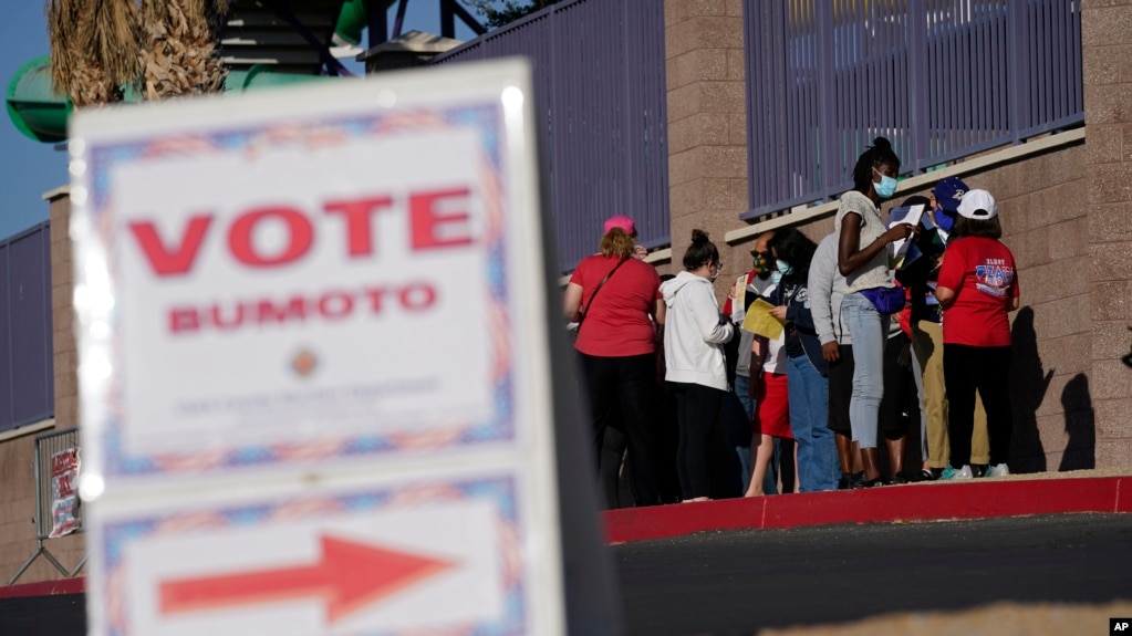 资料照：2020年11月3日，在内华达州的拉斯维加斯，人们排队前往投票站投票。（美联社）(photo:VOA)
