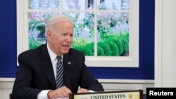 Presidente americano Joe Biden participa na cimeira virtual da ASEAN num auditório da Casa Branca em Washington, 26 Out., 2021. Biden vai ser o anfitrião da cimeira em pessoalmente com líderes do Sudeste Asiático na Casa Branca Maio 12-13. 