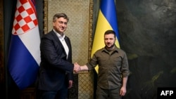 볼로디미르 젤렌스키(오른쪽) 우크라이나 대통령이 8일 안드레이 블렌코비치 크로아티아 총리와 악수하고 있다. (우크라이나 대통령실 제공) 
