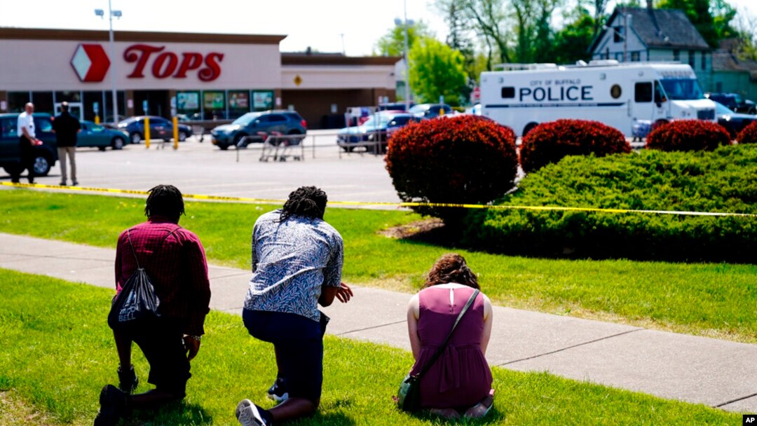 Sejumlah warga tampak berdoa di luar lokasi penembakan di sebuah supermarket di Buffalo, New York, pada 15 Mei 2022. (Foto: AP/Matt Rourke)
