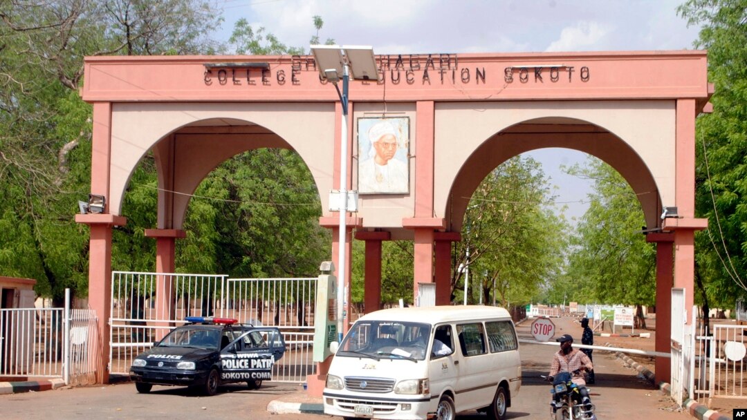 Mobil polisi terparkir di depan kampus Fakultas Pendidikan Shehu Shagari di Kota Sokoto, Nigeria, Jumat, 13 Mei 2022. Seorang mahasiswi Kristen di sekolah itu tewas dirajam oleh sekelompok mahasiswa Muslim karena dituduh menista agama. (Foto: Olu Akinrele/AP Photo)