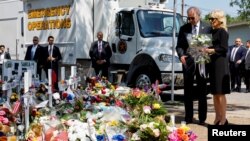 Predsednik Sjedinjenih Država Džo Bajden i prva dama Džil Bajden, odaju počast ispred mesta sećanja na ubijene učenike osnovne škole Ropb, u Juvaldeu, Teksas, 29. maja 2022.
