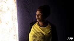 Nobongile Fihla, 50 ans, pose pour un portrait à l'intérieur de la rondavel où sa mère et sa tante ont été assassinées en mai 2021, dans le village de Zingqolweni le 16 mai 2022.