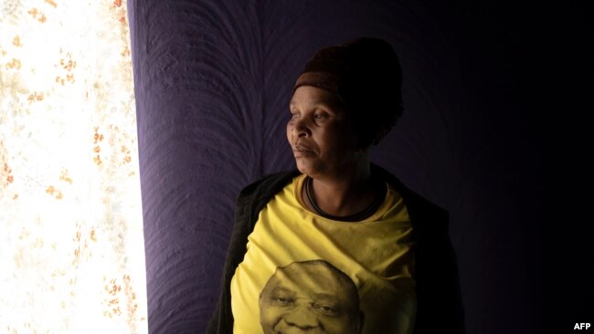 Nobongile Fihla, 50 ans, pose pour un portrait à l'intérieur de la rondavel où sa mère et sa tante ont été assassinées en mai 2021, dans le village de Zingqolweni le 16 mai 2022.