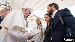 Папа римский Франциск встречается с женами бойцов полка "Азов" и Петром Верзиловым, Ватикан, 11 мая 2022 года 