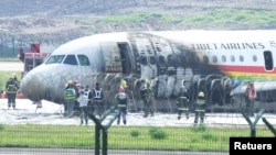 西藏航空公司空客A319飛機在重慶國際機起飛時偏出跑道起火。（2022年5月12日）