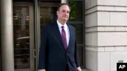 Майкл Сассманн покидает здание федерального суда в Вашингтоне. 27 апреля 2022 года.