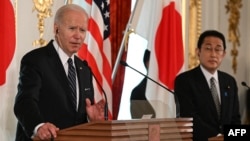 ប្រធានាធិបតី​សហរដ្ឋ​អាមេរិក​លោក Joe Biden (ឆ្វេង) និង​នាយករដ្ឋមន្ត្រី​ជប៉ុន​លោក Fumio Kishida ថ្លែង​នៅ​ក្នុង​សន្និសីទ​សារព័ត៌មាន​មួយ​នៅ​វិមាន​រដ្ឋ Akasaka ក្នុង​រាជធានី​​តូក្យូ កាល​ពី​ថ្ងៃ​ទី​២៣ ខែ​ឧសភា ឆ្នាំ​២០២២។