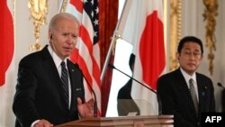  امریکی صدر بائیڈن اور جاپانی وزیر اعظم فیومیو کیشیدا ٹوکیو کے اکاساکا پیلیس میں 23 مئی 2022 کو ایک پریس کانفرنس کےدوران:فوٹو اے ایف پی