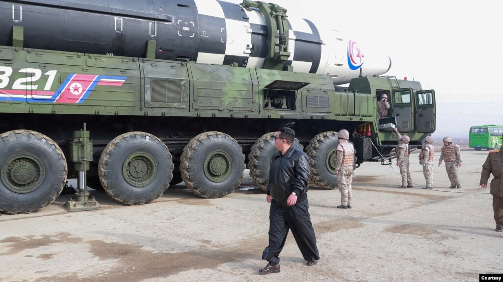 朝鲜官方2022年3月公布的领导人金正恩视察一枚洲际弹道导弹的照片。(photo:VOA)