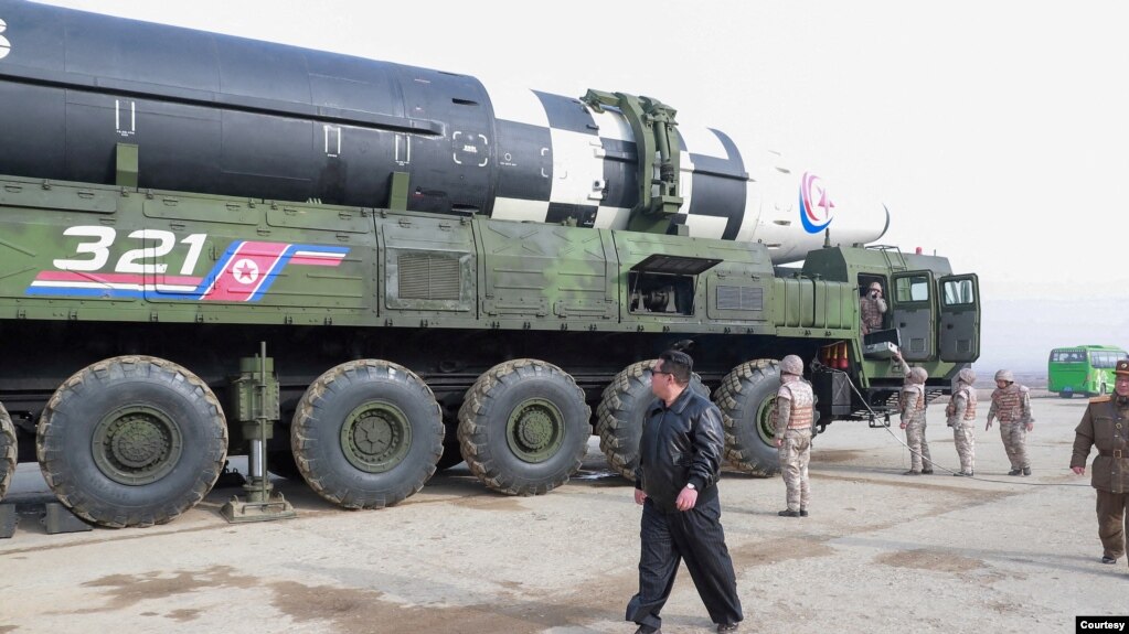 朝鲜官方2022年3月公布的领导人金正恩视察一枚洲际弹道导弹的照片。(photo:VOA)